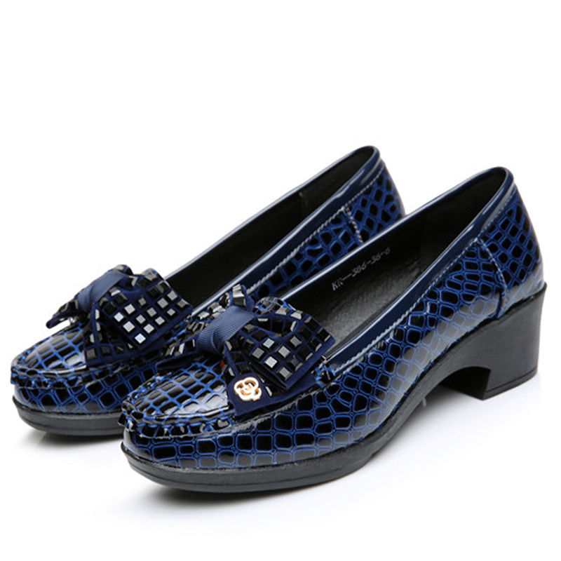 五六十岁妈妈别穿高跟鞋，这款妈妈鞋，特别舒服养脚