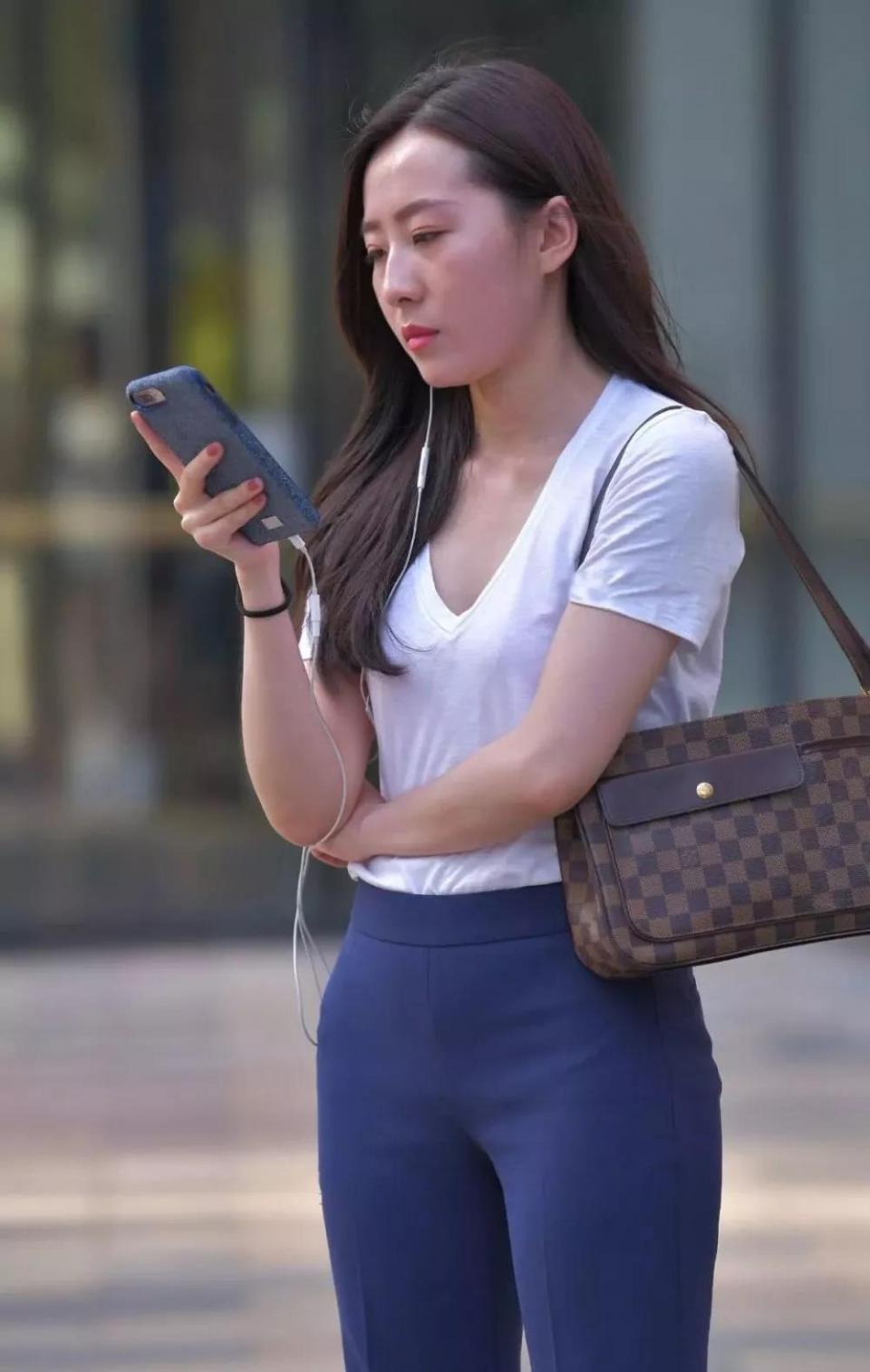 街拍：穿蓝色阔腿裤的美女秀出优雅身姿