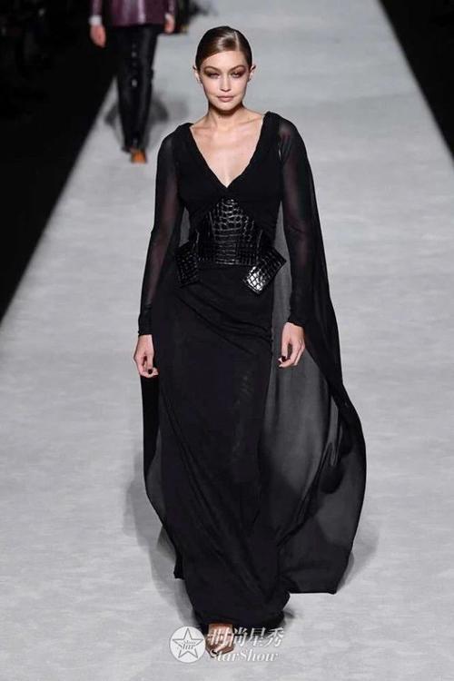 景甜、孟美岐、何穗看秀都能气场全开