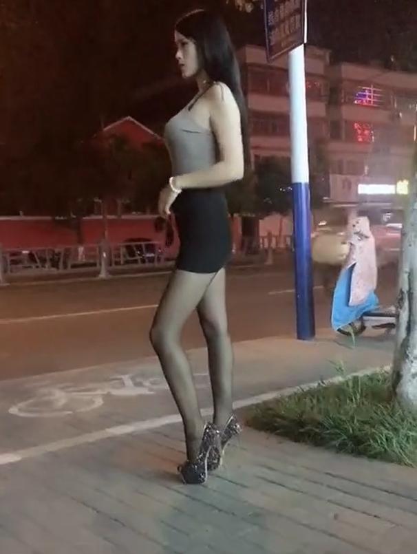 夜幕下站在街边的黑丝袜小姐姐，冰清玉洁，很有女人味!