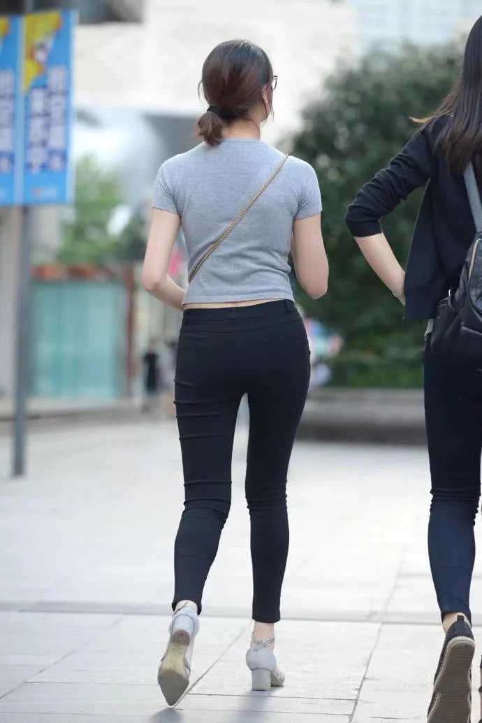 俏丽的良家少妇，搭配紧身裤很有女人味，最普通的女人才是最真实