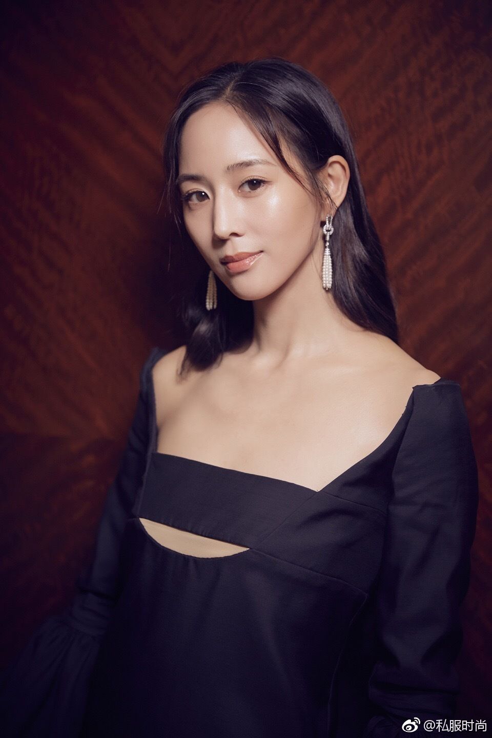 张钧宁气质美图，黑色露趾高跟鞋秀出美腿和嫩脚丫