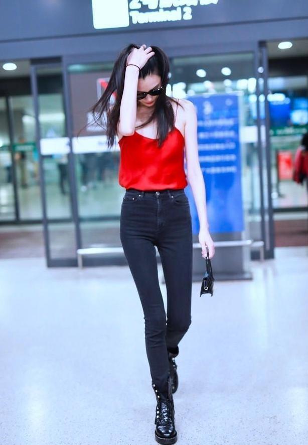 奚梦瑶真敢穿, 大红色吊带衫一点儿不低调, 网友: 换双鞋可好?