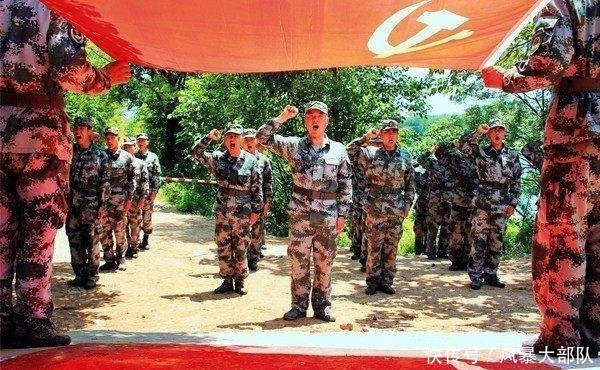 实战中,解放军为什么要将迷彩服“翻领” 作用比你想象的还要大