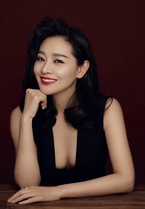 女星性感起来也是没sei了，王维维凹黑色连衣裙，尽显事业线