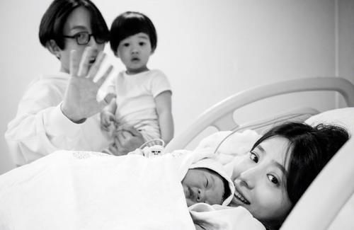  「合照」《青你2》X导师林宥嘉喜当爹，晒一家四口合照温馨又甜蜜
