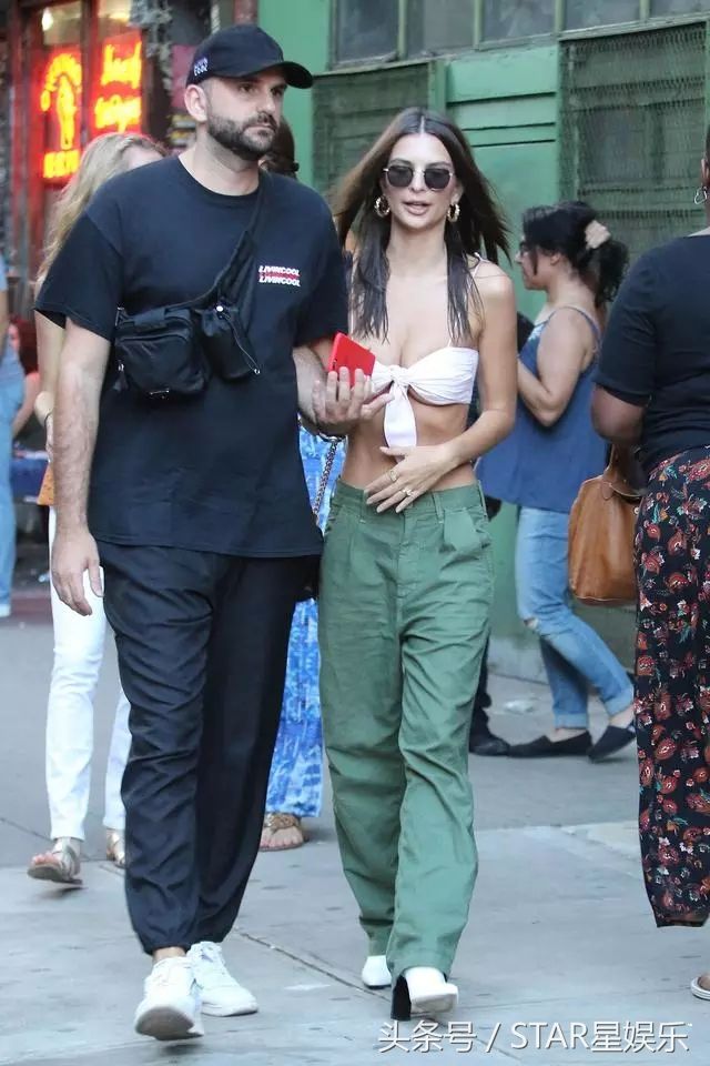 超模和老公街头秀恩爱,有胸有腰回头率超高