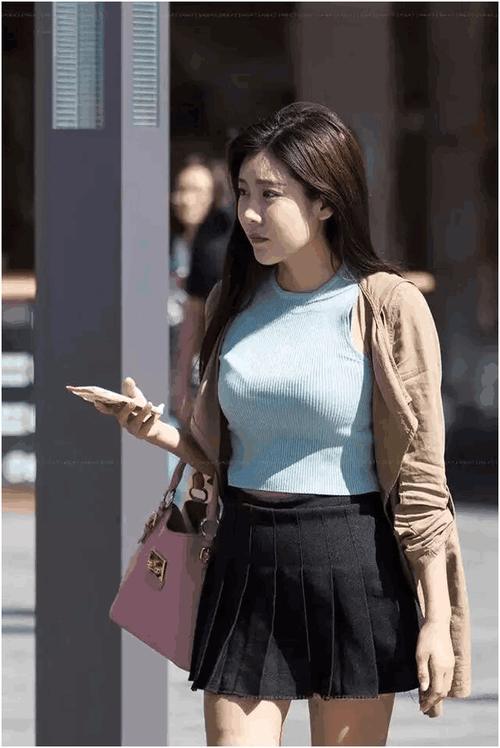 街拍：小姐姐黑色A字裙出街，缺少了一阵风吹来！