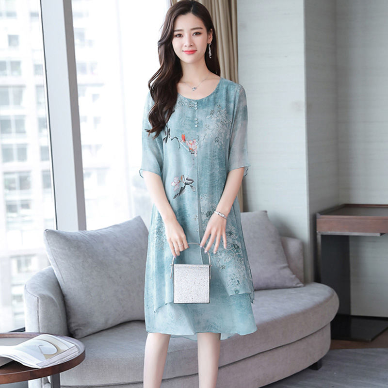 今夏特流行一种裙，叫高级“真丝裙”，35-48岁女人，超时尚