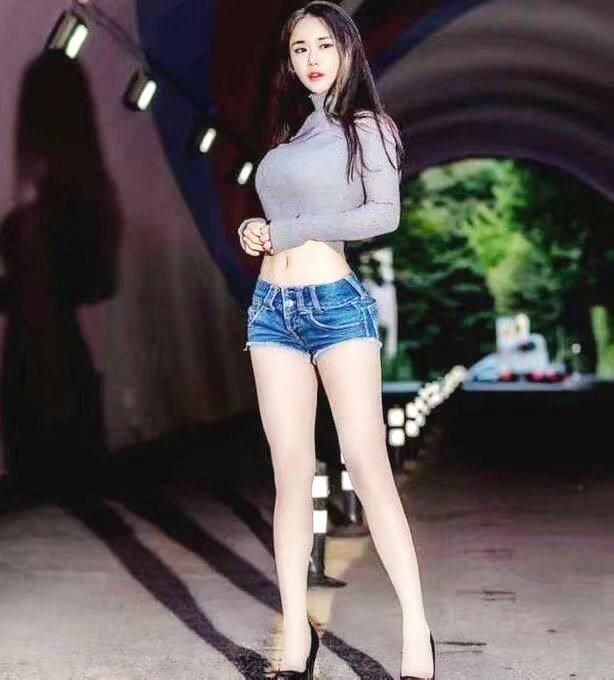 街拍:灰色衬衫搭配超短牛仔裤，美女腿型修长，气量十足