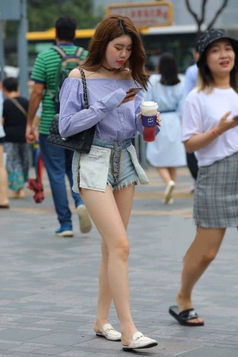  『美女』街拍美女：小姐姐解锁牛仔热裤新穿法，出街回头率百分百！