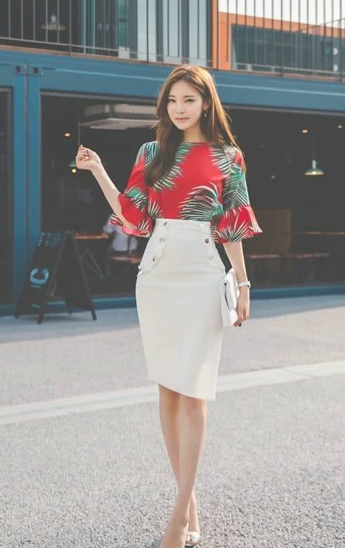 街拍：穿着落落大方女王气质的小姐姐，尽显美女独特的韵味！