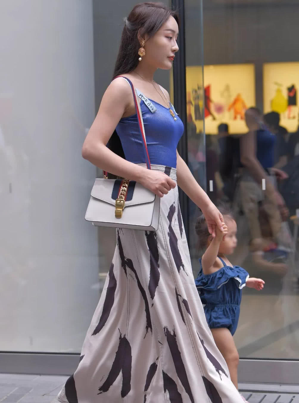 成熟辣妈吊带装美的像一幅画，丰满圆润的身材，美的像一幅油画