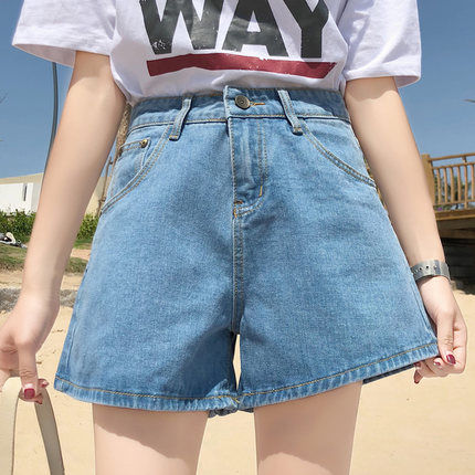 现在的姑娘真敢穿啊，短裤这么短，想不让人注意都难