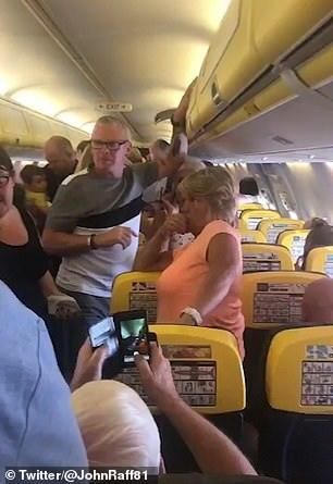  「喝水」飞机延误5小时，乘客被困闷热机舱：喝水还需自掏腰包