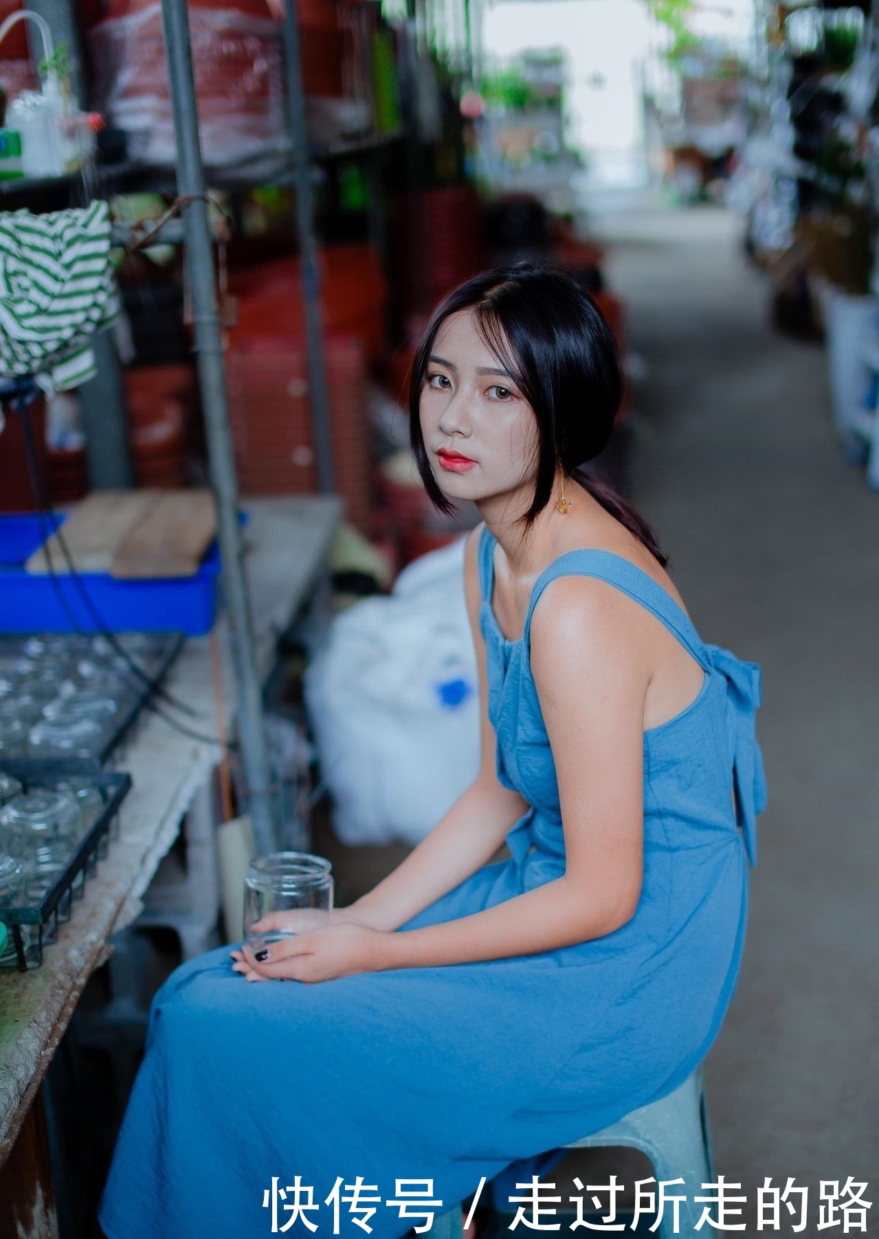 『写真』青春美少女蓝色吊带连衣裙时尚生活写真