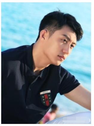 黄景瑜连发数十条微博，护鲸团已疯，网友：你是被盗号了麽！