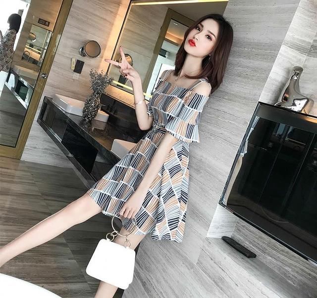 裙子别再穿了、现下流行“一字肩”仙女裙，显白显嫩显腿长、真美