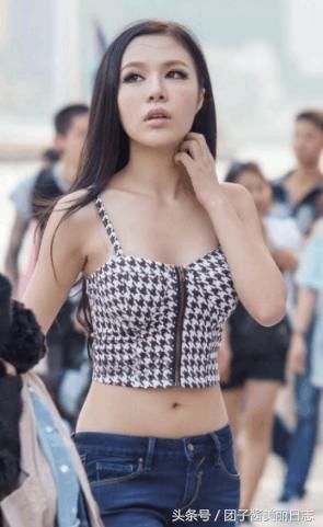 紧身牛仔裤美女，高挑又有气质，绝对撩人至极，风韵十足！