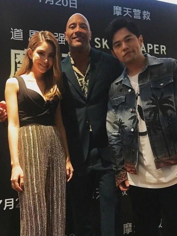 邓紫棋真敢穿，裤子上的亮片比鱼鳞还大，气场不输天王嫂昆凌！