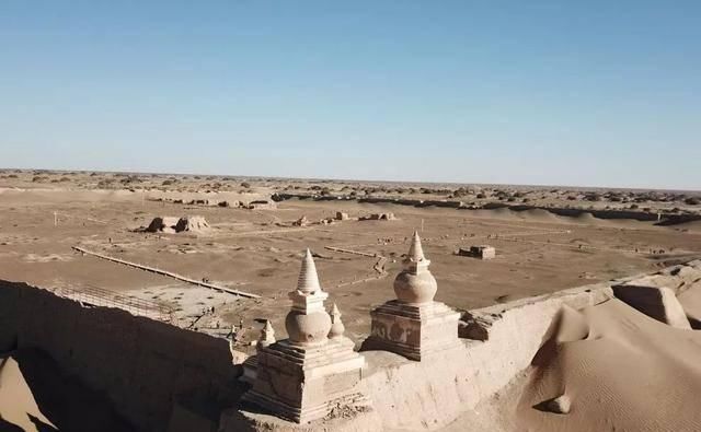 黑城，曾经的辉煌如今却被黄沙掩埋，只有这茫茫大漠见证着凄美