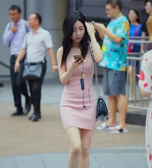  「粉色」街拍：如花似玉的小姐姐，一条粉色的针织连衣裙，时尚完美好身姿