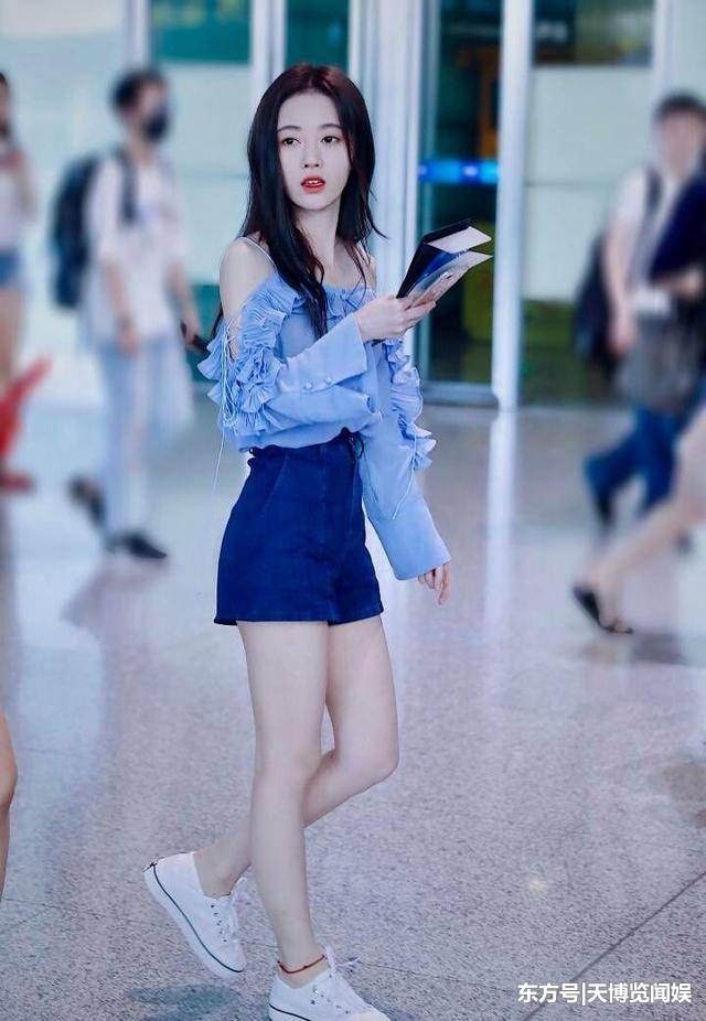 鞠婧祎不管穿什么都楚楚动人，不亏是4000年一遇的美女