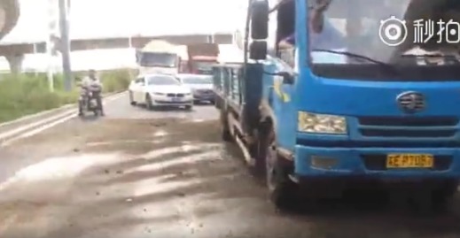 苏州湾大桥头突发事故 交警应急反应沙土填埋处置消除危险