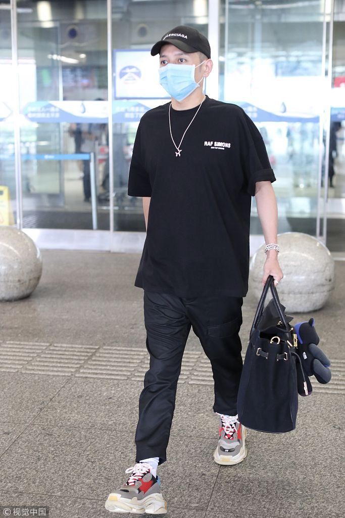 【独家】李维嘉纯black造型现身机场酷拽十足  装饰手镯戒指细节