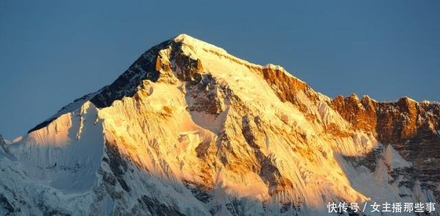 中国最高的十座山峰，只有一座完全在中国境内，由中国人首次登顶