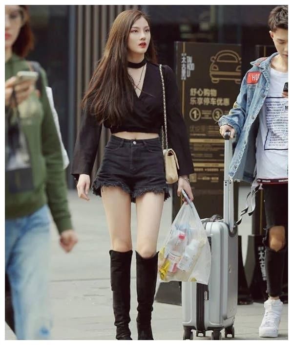 街拍：美女个头高挑，双腿修长，一身黑色穿搭更显肌肤亮白如雪