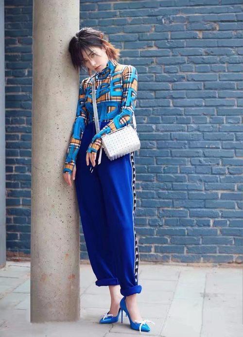 张雪迎撞衫阿姨级阚清子，输得一败涂地，网友：只怪你没女人味！