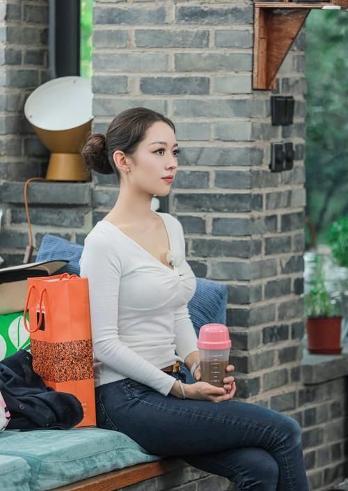  「堪称」吉娜堪称人间芭比，同款针织衫秀身材穿一年也不腻，普通人不敢穿