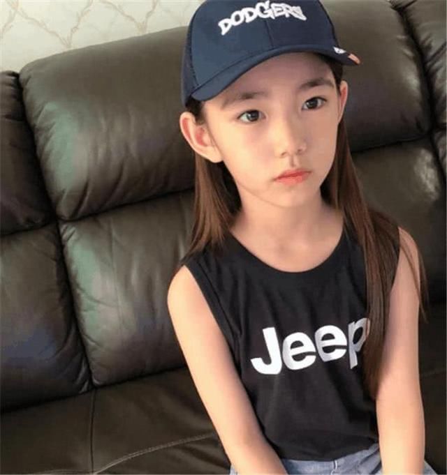 她7岁开始化妆，8岁骨骼停止生长，容貌停在14岁，五官很精致