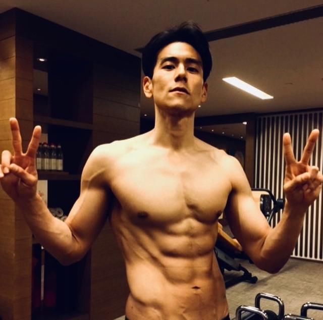  「让人」原觉得彭于晏身材够“男友力”了，可看清李现冲浪，满屏的荷尔蒙