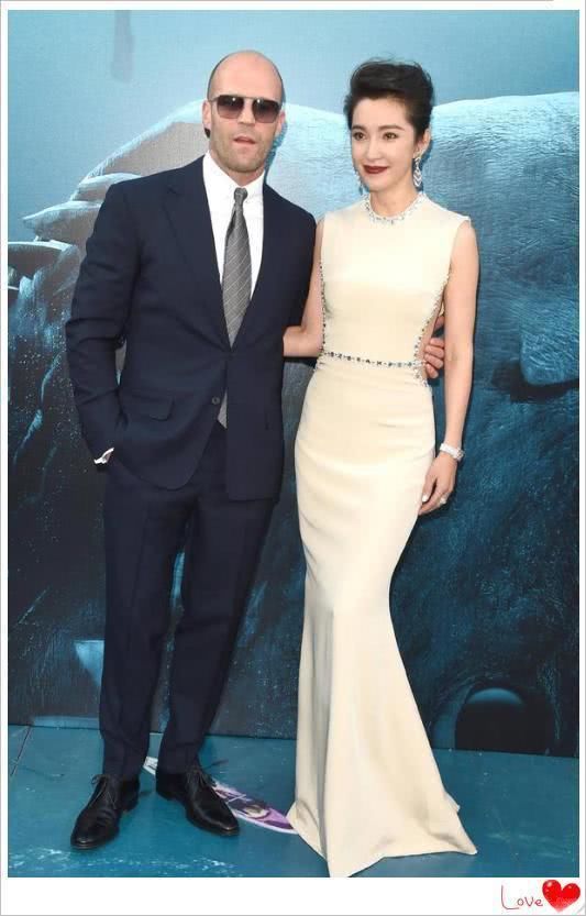 李冰冰这回真给国人长脸，一身白太惊艳，杰森斯坦森都紧搂她不放