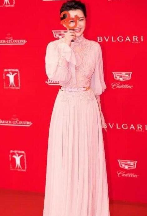 许晴才是真正的女神，49岁也能穿得美如18，是真正的冻龄女神