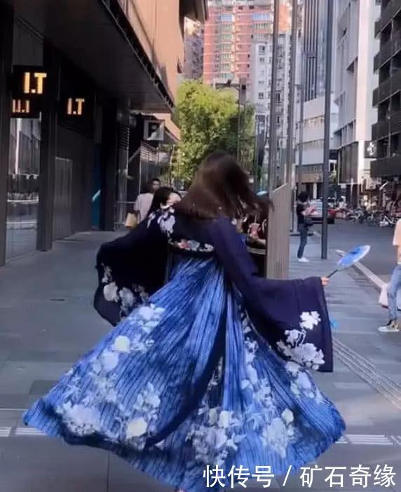 “汉服兄妹”红遍网络，被路人当成穿越者，脚上的“裹足”亮了！