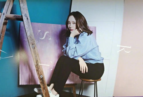 郑秀晶简直了！穿黑色小皮裙显性感的大长腿，网友：简直看不够的