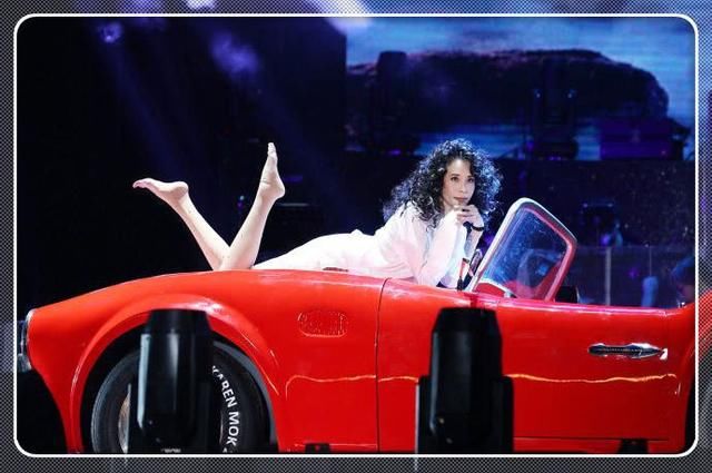 被莫文蔚的身材惊艳到了!全身穿的就只能遮住重点,时髦到家了!