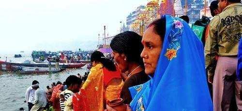 奇葩印度:男女老少在飘满垃圾的恒河里混浴,还用木棍刷牙