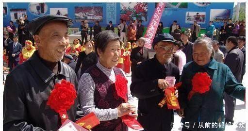 在农村有养老保险的农民有福啦，每月有1200元加200补贴