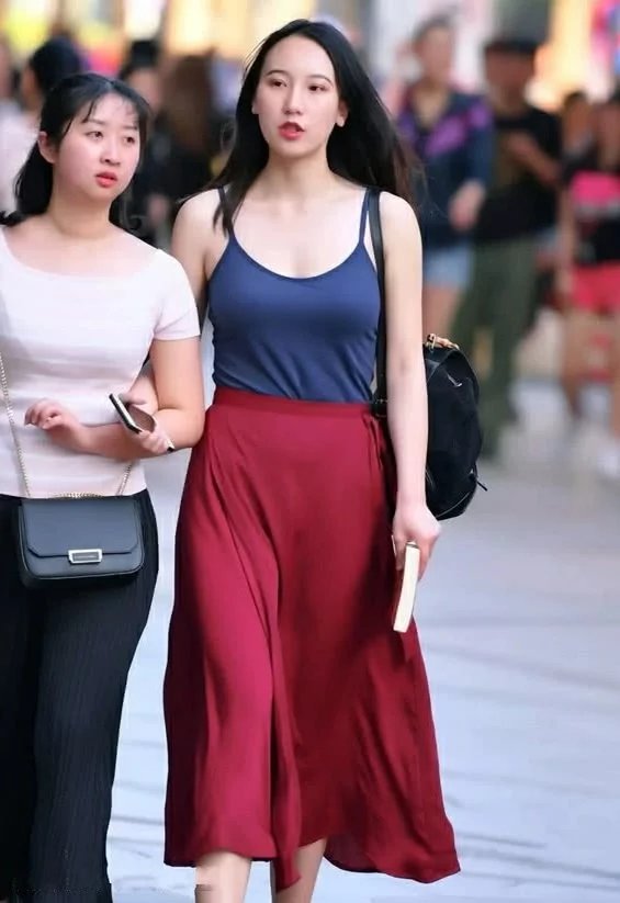 甜美小姐姐大胆吊带抹胸装，姐妹花着丰满的上围，路人看了都流鼻