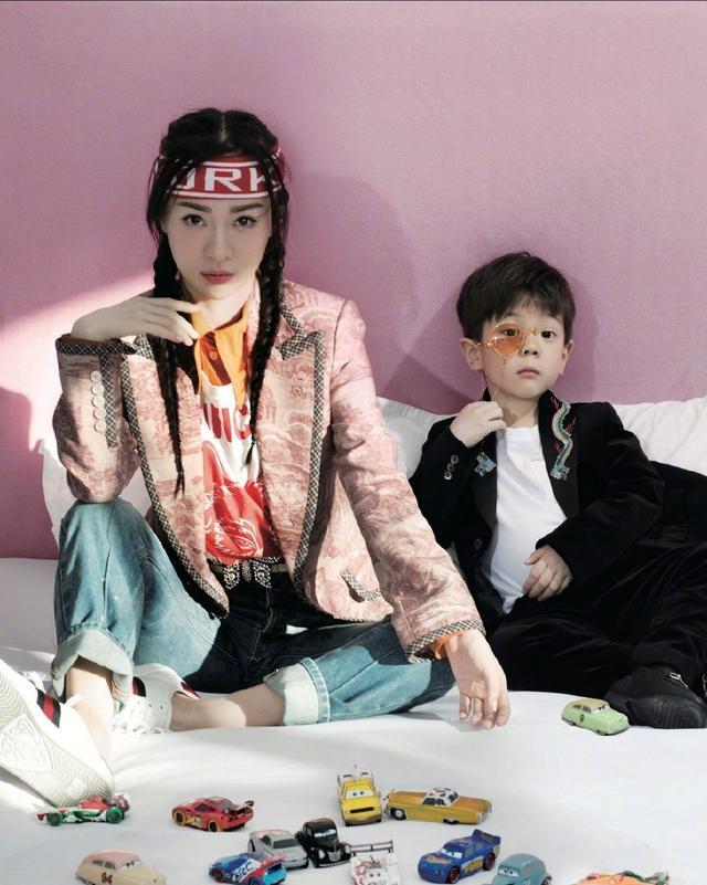 霍思燕身穿条纹衬衫+牛仔裤，气场全开，网友：15cm高跟鞋太抢镜