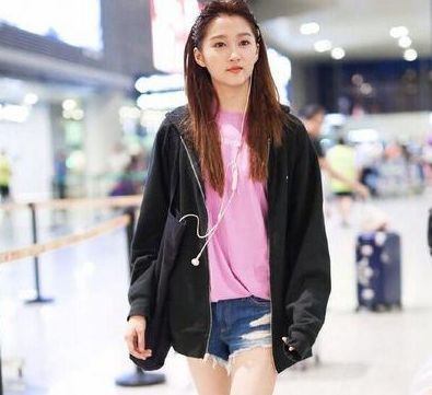 19岁关晓彤撞衫25岁娜扎，这差距不是一个6岁就能说明问题的