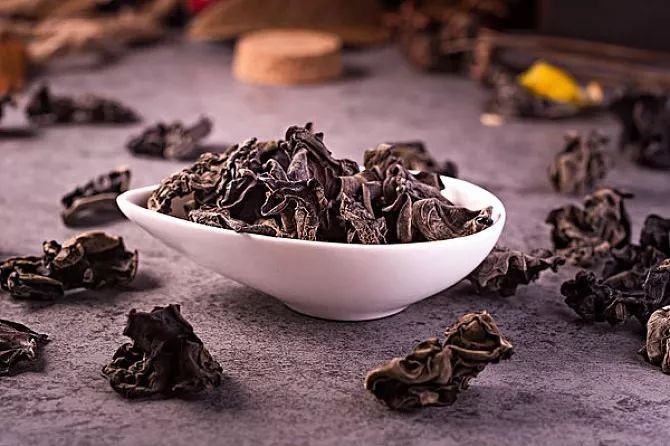 辟谣丨7岁女童吃完凉拌黑木耳中毒被送进ICU?!实验力证黑木耳是无