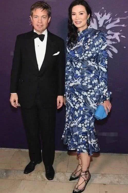  [像邓文迪]邓文迪真敢穿，“死亡芭比粉”裙还挑紧身款，51岁也不见一丝赘肉