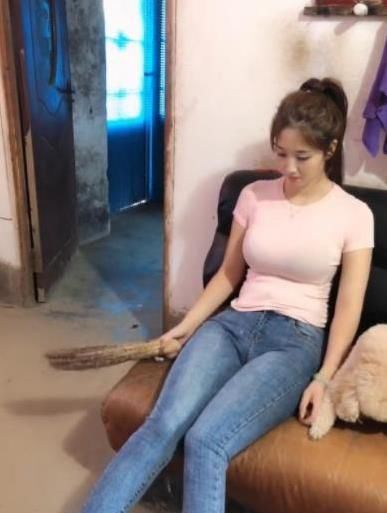  美女|温和小姐姐风姿尽展，修身的设计打造美丽的曲线，尽显独特魅力！