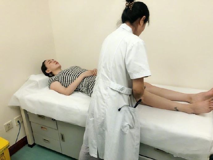十八线女星吃减肥药引发疾病，坐轮椅进医院，网友:炒作