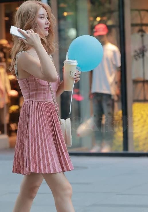 波浪卷长发小姐姐粉色连衣裙穿出玲珑有致好身材，真的神似洋娃娃